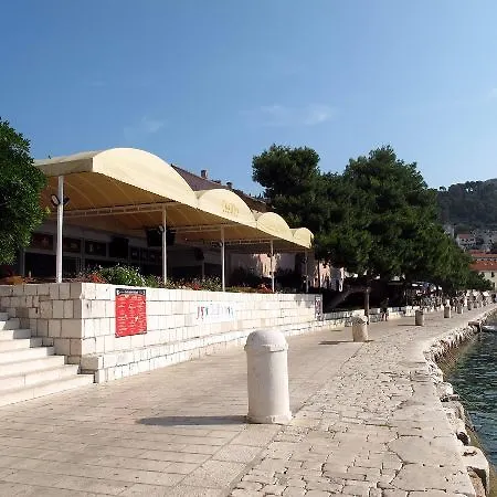 酒店 Delfin Hvar 2*
