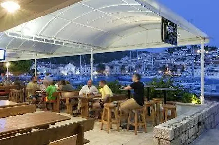 酒店 Delfin Hvar 2*